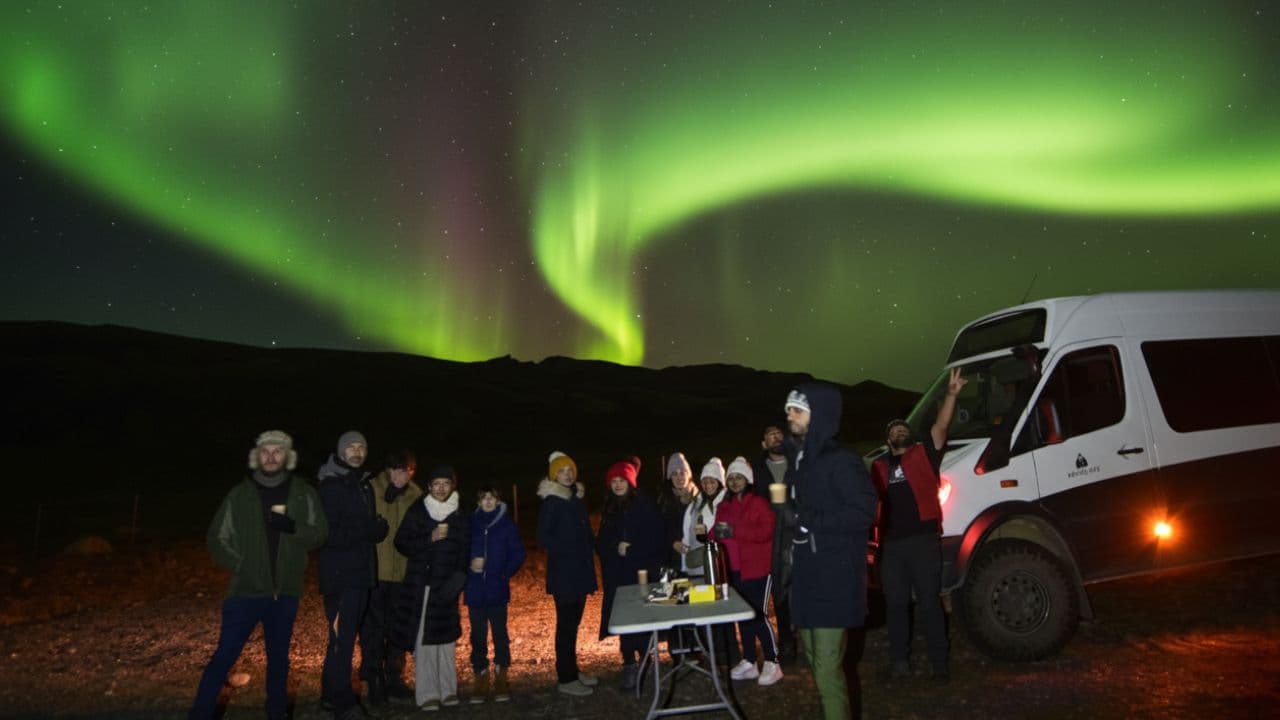 Northern Lights with Photo, Pastries and Hot Cocoa - 4x4 Tour from Reykjavík
