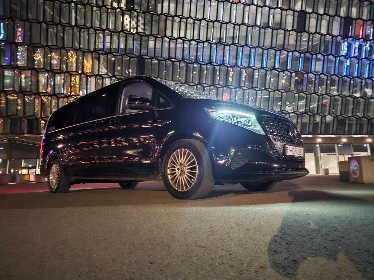 Private Transfer:  Reykjavík →  Keflavik Airport MPV  / SUV 5–6 Pax (standard) - photo 5