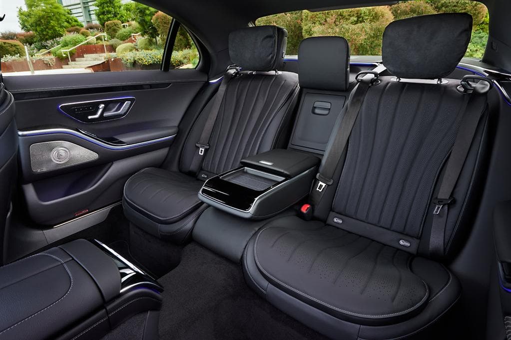 Private Transfer Keflavik Airport →  Reykjavik. VIP SEDAN 2 Pax.   