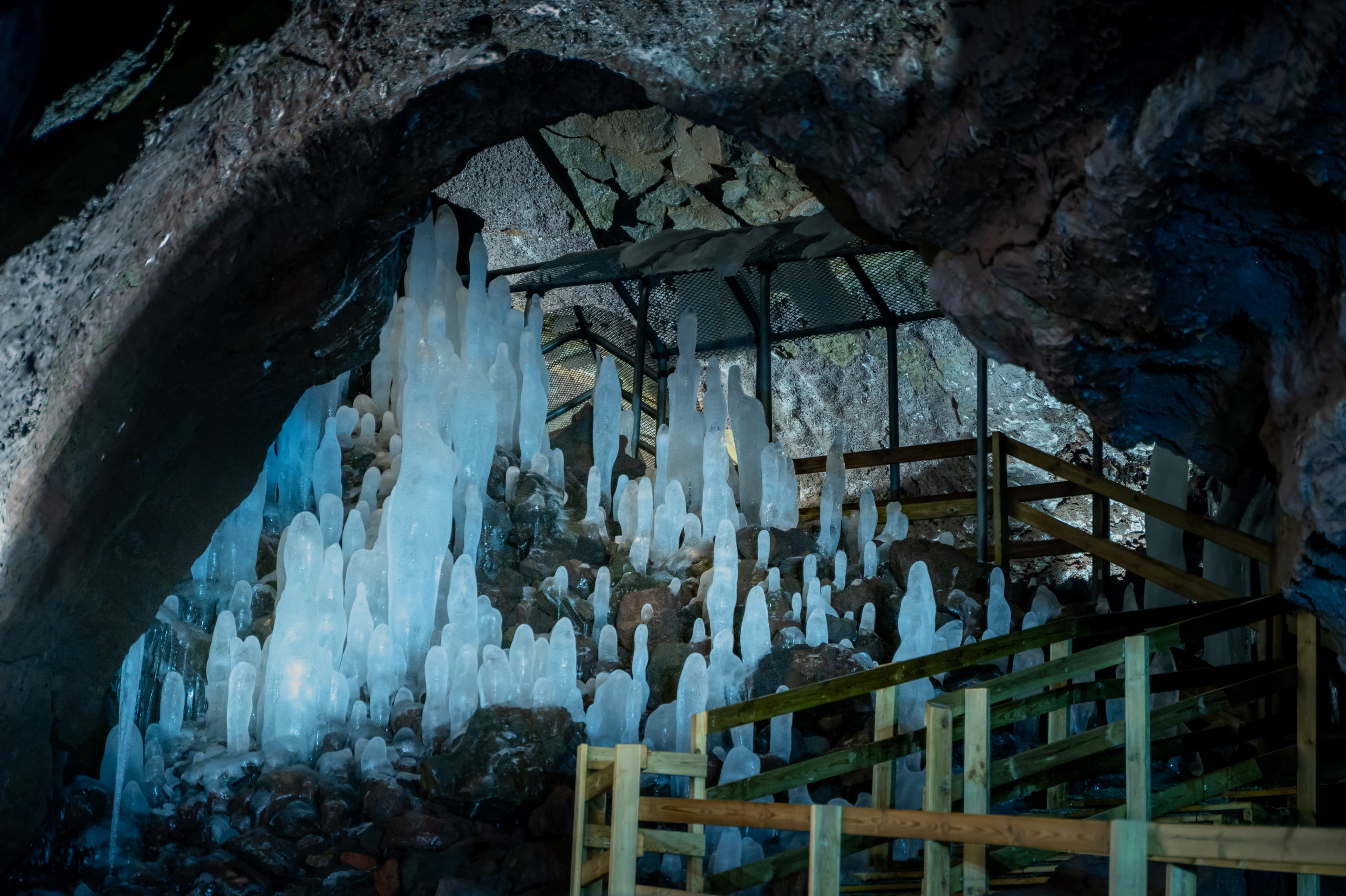 Borgarfjörður, Silver circle in minivan: lava tunnel and hot spring - photo 8
