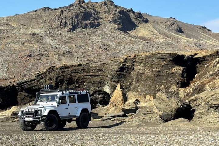 Golden Circle 4x4 Super Jeep Evening Tour: Midnight Sun Adventure