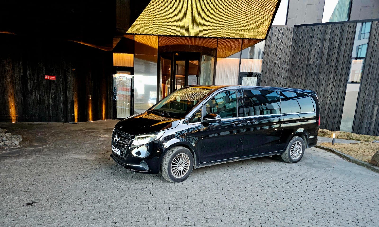 Private Transfer:  Reykjavík →  Keflavik Airport MPV  / SUV 5–6 Pax (standard)