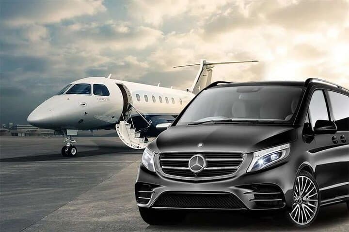 Private round transfer from Keflavík or Reykjavík to Hvammsvík